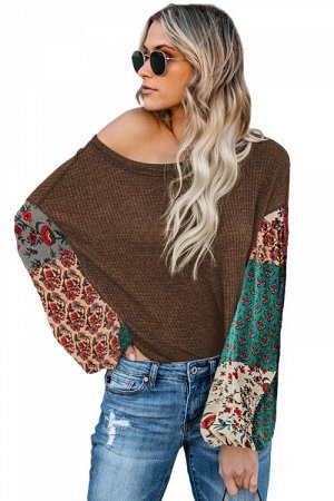 Коричневый трикотажный пуловер с широким вырезом и рукавами в цветочек