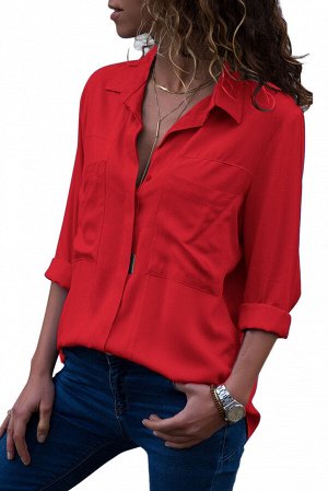 Красная блуза с закрытой линией пуговиц и нагрудными карманами