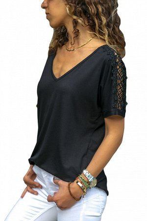Черная блуза с V-образным вырезом и кружевными вставками на рукавах