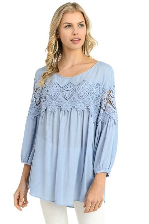 Голубая блуза-бебидолл с кружевом на груди и рукавах