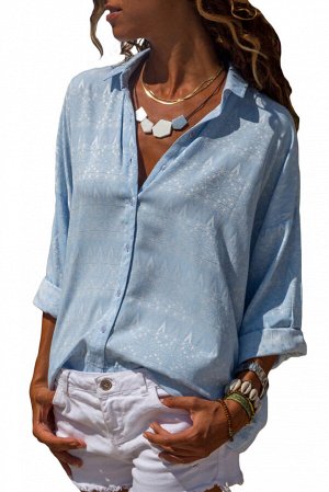 Голубая блуза на пуговицах и с геометрическим принтом