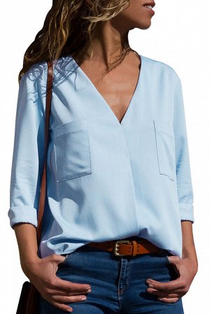 Голубая блуза на запах с V-образным вырезом и нагрудными карманами