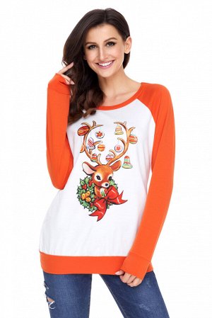 Белый лонгслив с оранжевыми рукавами реглан и принтом "Рождественский олененок"