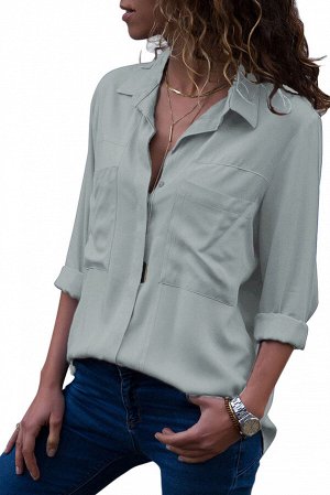 Серая блуза с закрытой линией пуговиц и нагрудными карманами