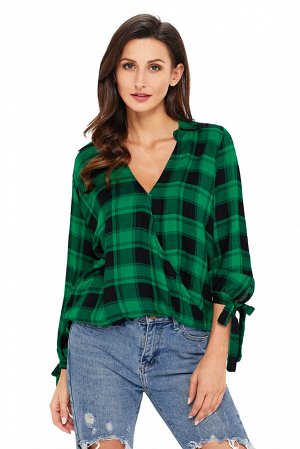 Черно-зеленая клетчатая блуза с запахом и завязками на рукавах
