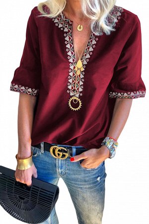 Бордовая блузка с V-образным вырезом и орнаментом по краю горловины и рукавов