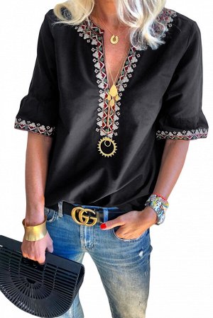 Черная блузка с V-образным вырезом и орнаментом по краю горловины и рукавов