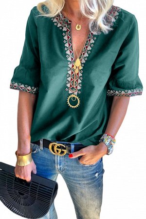 Зеленая блузка с V-образным вырезом и орнаментом по краю горловины и рукавов