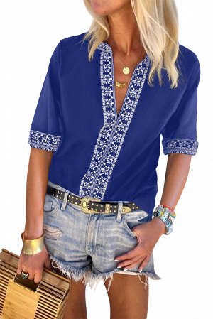 Синяя блуза с рукавами до локтя и полосами орнамента