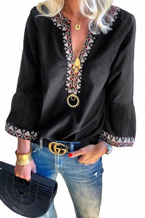 Черная блуза с орнаментом по краю в стиле бохо и воланами на рукавах