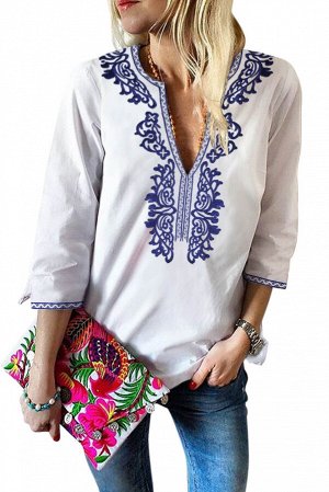 Белая блуза с винтажным синим орнаментом и фигурным вырезом