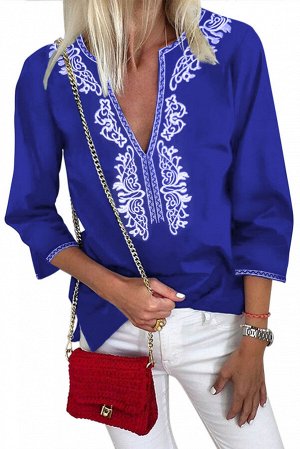 Синяя блуза с белым орнаментом и фигурным вырезом