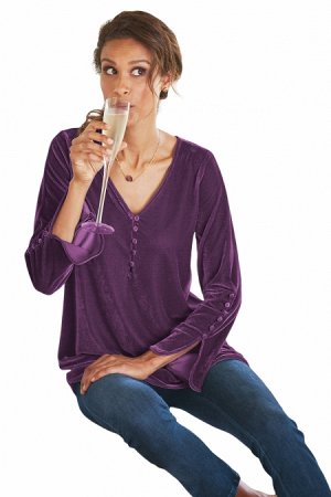 Фиолетовая бархатная блуза с отделкой пуговицами