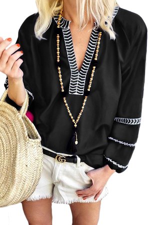 Черная блуза с длинными рукавами и белыми полосками