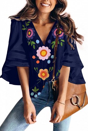 Синяя блуза с вышитым цветочным узором и широкими рукавами-колокольчиками