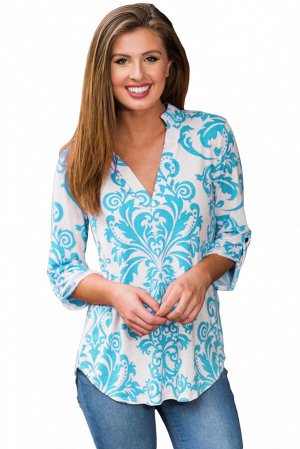 Белая блуза с закругленным низом и голубым дамасским принтом