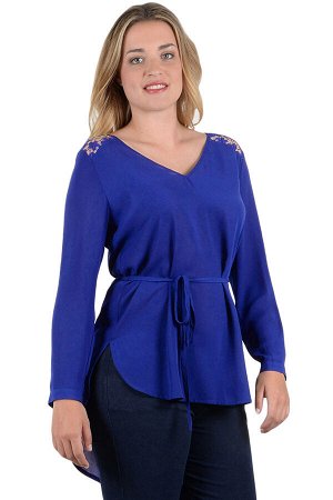 Темно-синяя удлиненная сзади блуза с поясом и кружевом на спине