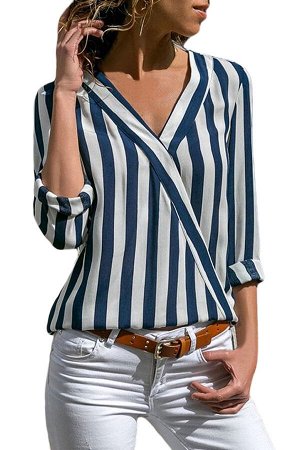 Белая в синюю полоску блуза с V-образным вырезом