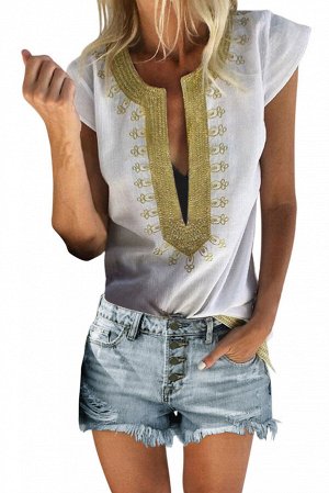 Белая блуза с коротким рукавом и золотистым орнаментом вдоль фигурного выреза