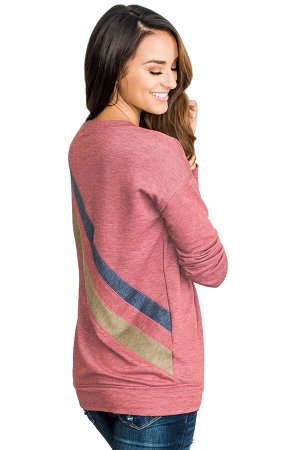 Розовый пуловер с диагональными полосами на спине