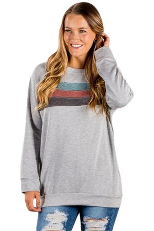 Светло-серый пуловер с контрастными полосами на груди
