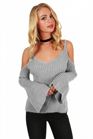 Серый свитер с глубоким вырезом и открытыми плечами