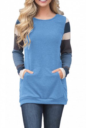 Светло-синий свитер с карманами и разноцветными полосами на рукавах
