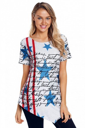 Белая футболка с асимметричным низом и Декларацией на фоне звезд и полос флага США