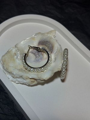 Серьги Серьги

Состав: бижутерийный склад + искусственный жемчуг