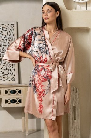 Muse 7393 Короткий запашной халат-кимоно Mia-Amore с широким рукавом длиной 3/4. Халат выполнен из искусственного шелка с монопринтом, расположенным на правой полочке и контрастным кантом в виде отдел