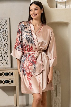Muse 7393 Короткий запашной халат-кимоно Mia-Amore с широким рукавом длиной 3/4. Халат выполнен из искусственного шелка с монопринтом, расположенным на правой полочке и контрастным кантом в виде отдел
