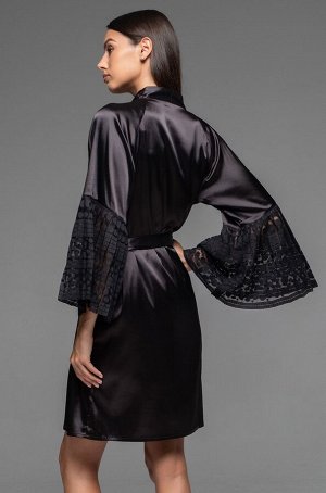 Emma 7473 Короткий запашной халат Mia-Amore с длинным широким рукавом. Изделие выполнено из однотонного искусственного шелка с оборкой из плиссированного кружева по низу рукава. В боковых швах изделия