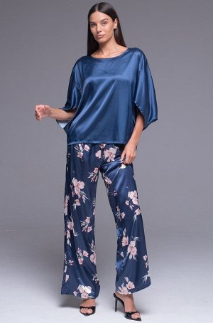 Viola 7504 Комплект Mia-Amore состоит из блузы свободного силуэта и брюк. Блузка выполнена из синего искусственного шёлка, брюки – из искусственного принтованного шёлка. Брюки с эластичным поясом и с 