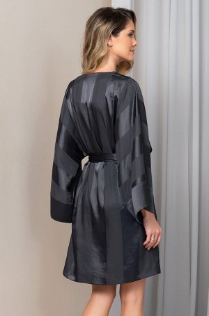 Ilona 7543 Короткий запашной халат Mia-Amore с длинным широким рукавом. Изделие выполнено из однотонного искусственного шелка на жаккардовой основе в виде широких полос, которые имеют горизонтальное и