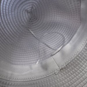 Шляпа Шляпа-панама летняя. Объём рассчитан на любой тип лица. Удобно брать в поездку, занимают мало места в сумке и чемодане, они абсолютно не прихотливы в уходе и практичны. Имеется утяжка
Размер 56-