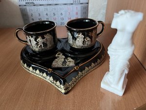 Кофейная пара на подставке в виде сердца