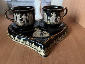 Кофейная пара на подставке в виде сердца