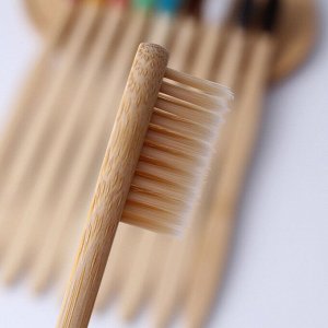 Бамбуковая зубная щетка с маленькой чистящей головкой