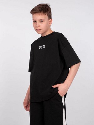 Футболка. Цвет: черный
