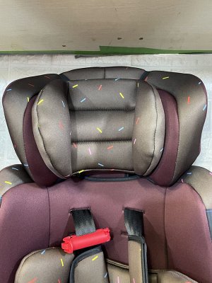 Детское автокресло бордовое