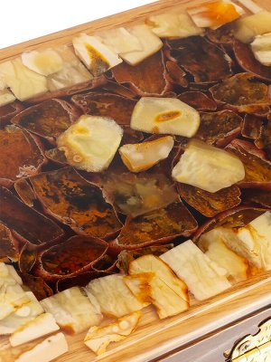 Красивая шкатулка из тёмного дерева, украшенная мозаикой из натурального янтаря