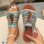 Женские шлепанцы в стиле бохо на плоской подошве. цвет как на фото
