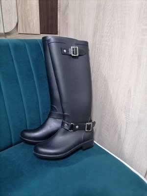 Стильные резиновые сапожки на стройные ножки)