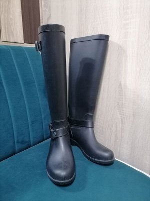 Стильные резиновые сапожки на стройные ножки)