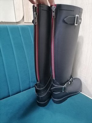 Стильные резиновые сапожки на стройные ножки)