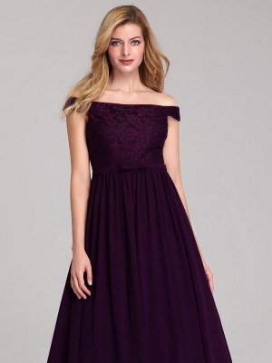 Вечернее длинное темно-фиолетовое платье с открытыми плечами