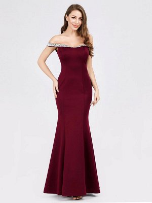 Вечернее длинное бордовое платье с открытыми плечами