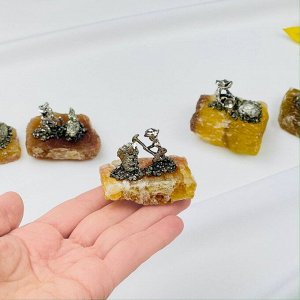 Фигурка Старатель на Флюорите с Пиритом