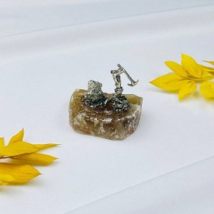 Фигурка Старатель на Флюорите с Пиритом