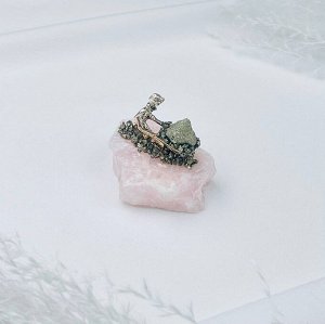 Фигурка Старатель на Розовом кварце с Пиритом